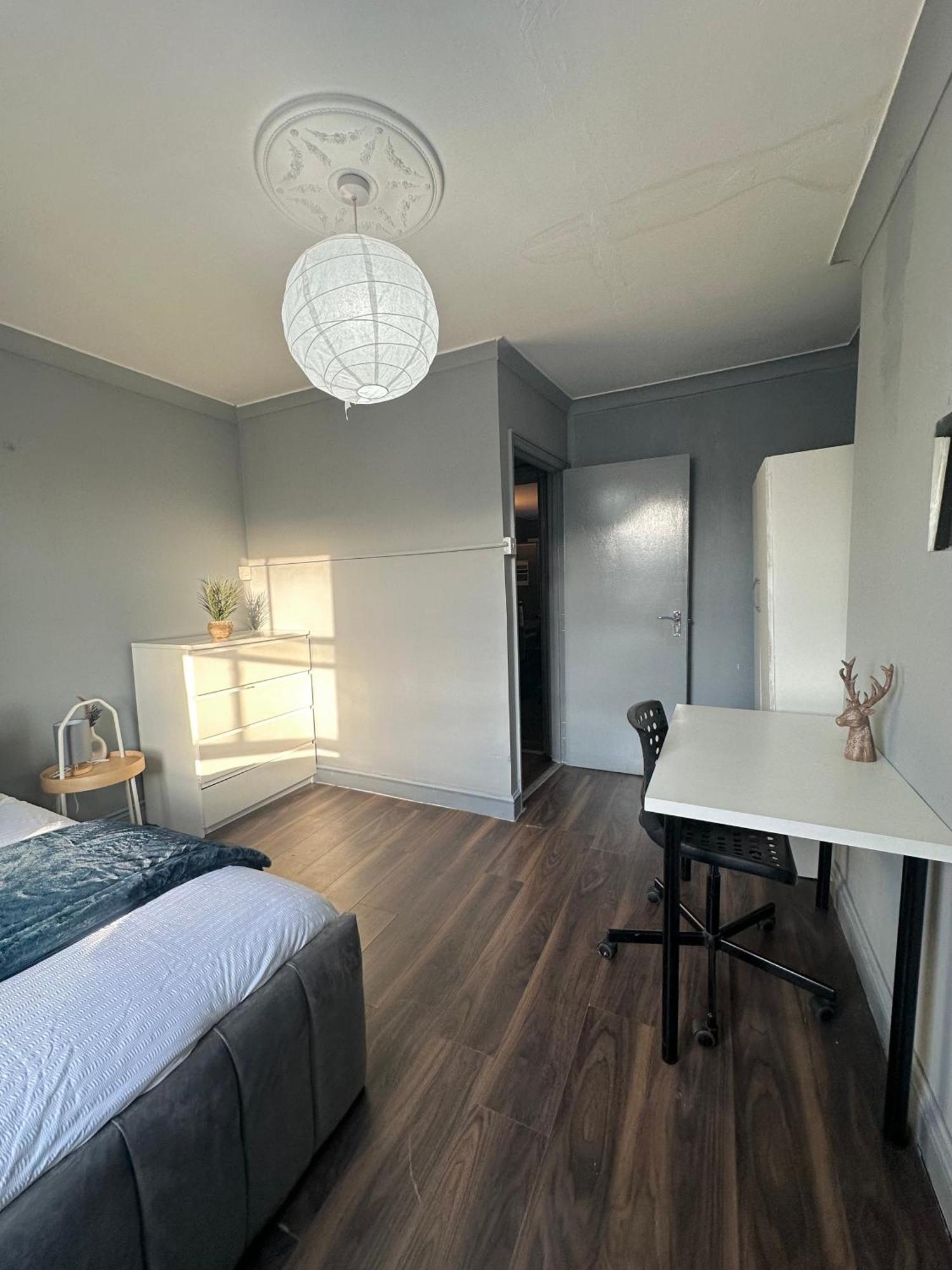 Luxury Room In A 4 Bedroom Flat! 4 Minutes Walk To Kingscross, St Pancras Londra Exterior foto